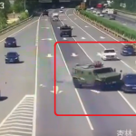 【海外・動画】高速道路で追突事故。装甲車が巻き込まれる様子。