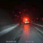 【国内・動画】雪道でスリップしてパトカーに衝突する事故の様子が公開