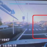 【国内ニュース】信号の無い横断歩道で、交通違反をした車が人と接触。動画が公開。