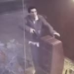 【海外ニュース】武装強盗がオートロックで強盗失敗。恐怖の動画が話題に。