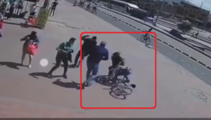 ひったくり犯の自転車を倒す被害者