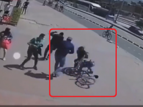 ひったくり犯の自転車を倒す被害者