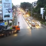 【海外ニュース】インドネシア・信号待ちの車列に猛スピードでトラックが突っ込む。4人が死亡。