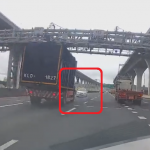 【海外・動画】事故でスピンした車が、トラックと衝突寸前でなんとか回避。