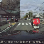 【国内ニュース】大阪、強引な運転で信号無視をする出前館のバイクが撮影される。