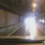 【海外ニュース】片側相互通行規制のトンネルでトラックと正面衝突。恐怖のドラレコが公開。