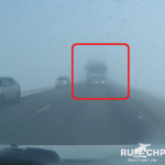 霧の中で正面に迫るトラック