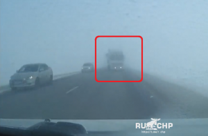 霧の中で正面に迫るトラック