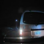 【ニュース】自動車窃盗容疑の車を追跡すると、車をぶつけてタイヤをナイフで切って逃走。