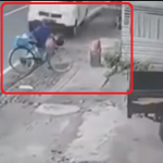 【海外ニュース】居眠り運転？車が歩道に突っ込み、人が押している自転車を破壊。動画が公開。