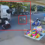 【海外ニュース】危機一髪！道路に飛び出した子供がトレーラーにひかれかける。動画が公開。