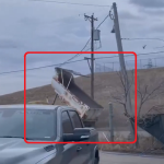 【海外・動画】荷台を上げたまま走行していたトラックが電線を破壊する。