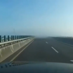 【海外ニュース】高速道路で霧の塊！直後に停止車両。そのまま追突事故を起こす様子が公開。