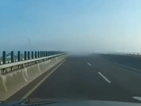 高速道路で前方に霧の塊が見える様子