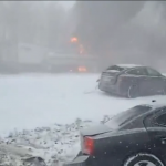 豪雪の高速道路で発生した多重事故の様子