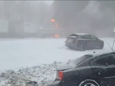 豪雪の高速道路で発生した多重事故の様子