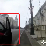 【動画ニュース】歩道側から車の横を通過しようとした自転車に、開いた車のドアが衝突して事故。
