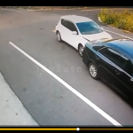 【海外ニュース】交通トラブルでバットで車を殴打、殴打された側は車で体当たり。動画が公開。